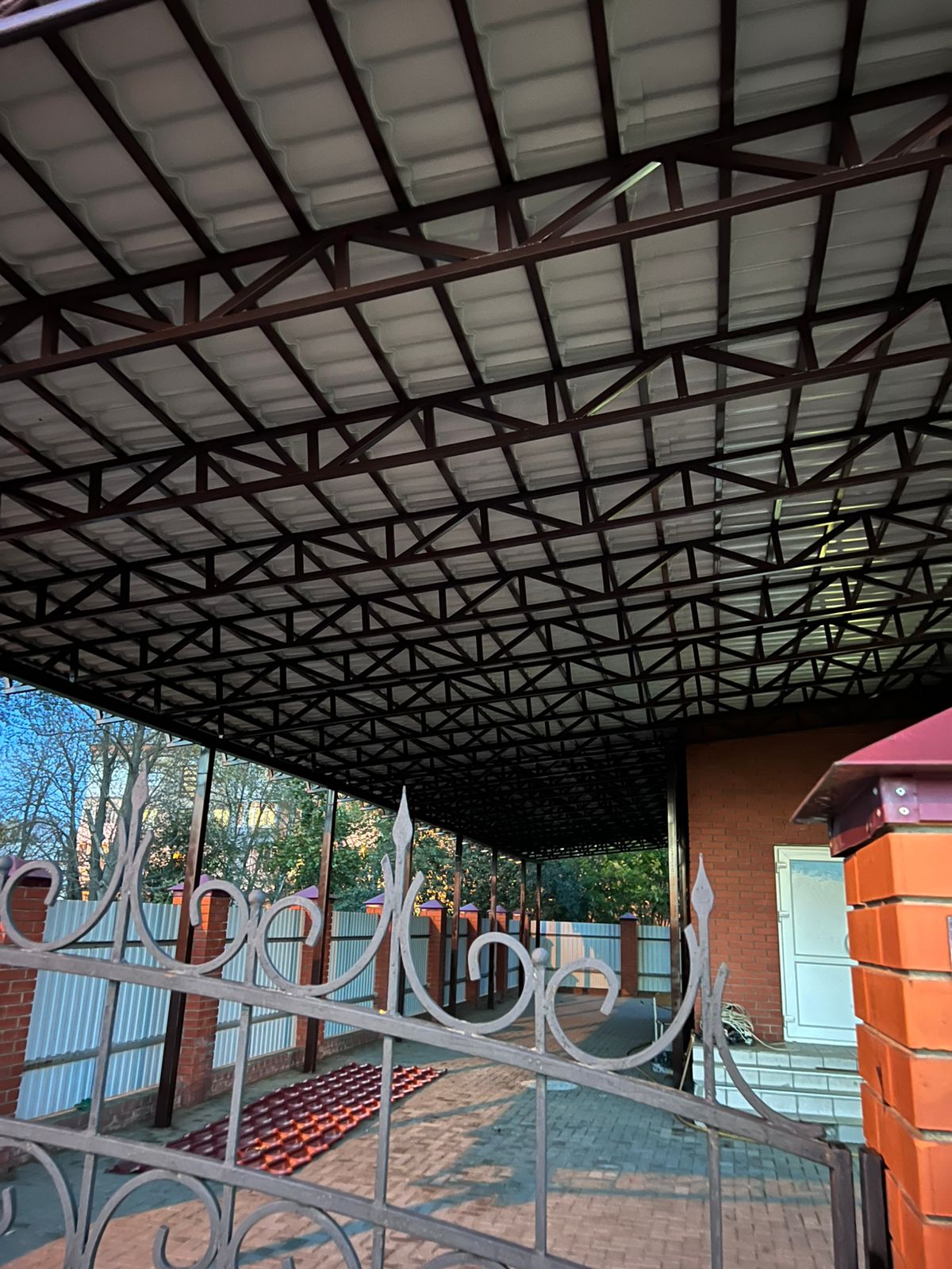 Навес из металлочерепицы у дома